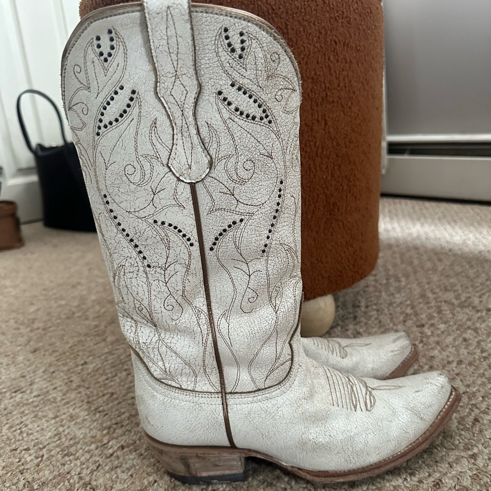 Idyllwind distressed white cowboy boots